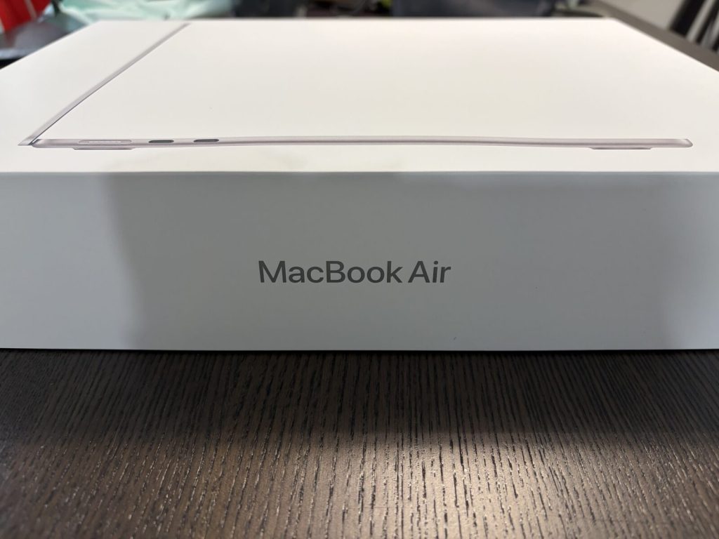 MacBook Air 로고가 인쇄된 박스 옆면