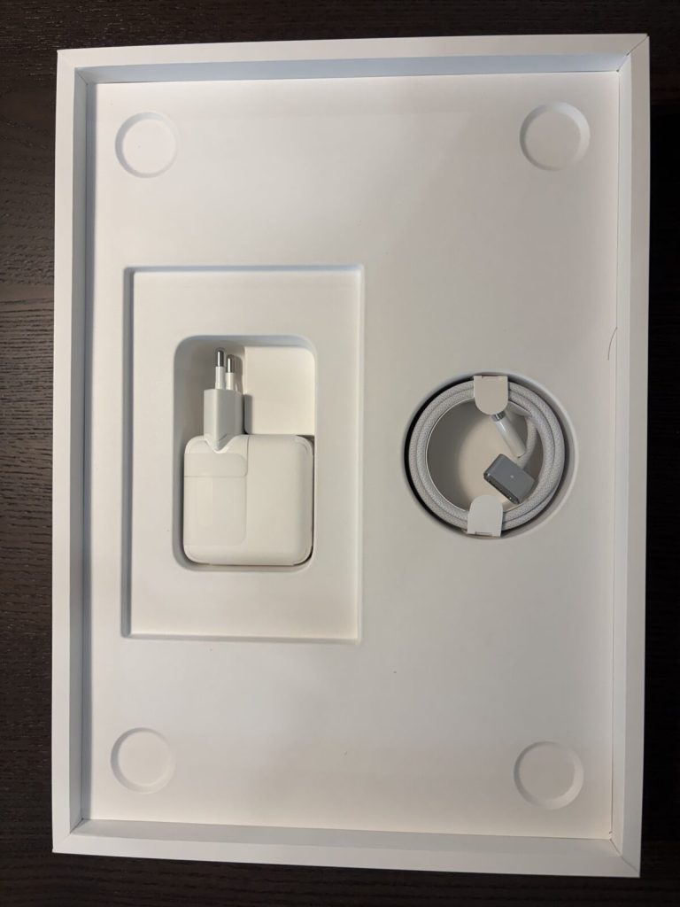 맥북에어 M5 기본 구성품 30W 충전 어댑터와 MagSafe 케이블