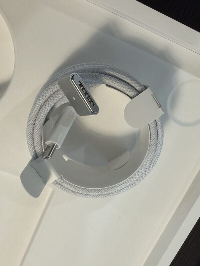 맥북에어 M5 흰색 편조 MagSafe 충전 케이블 클로즈업